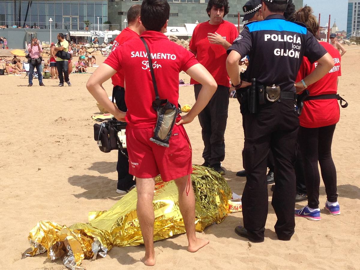 Fallece un bañista en la playa de Poniente