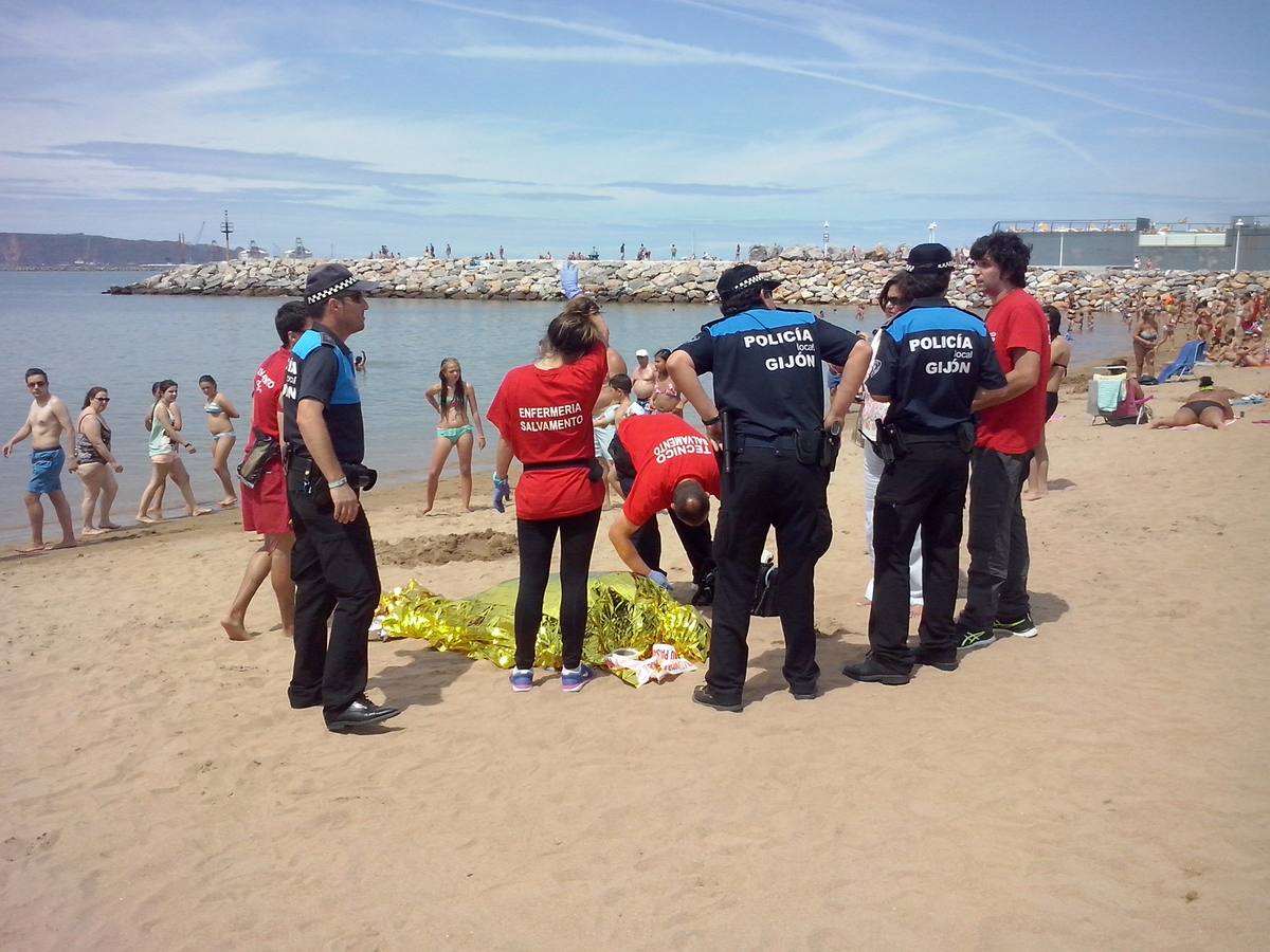 Fallece un bañista en la playa de Poniente