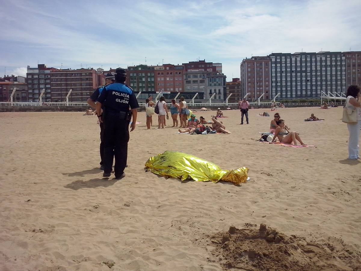 Fallece un bañista en la playa de Poniente