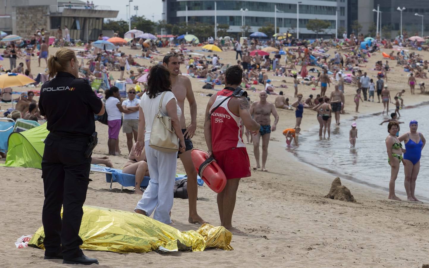 Fallece un bañista en la playa de Poniente