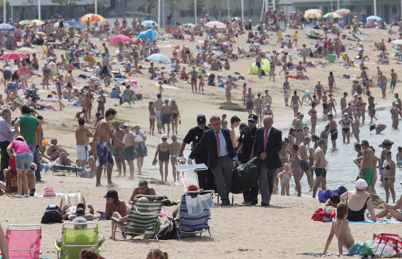 Fallece un bañista en la playa de Poniente