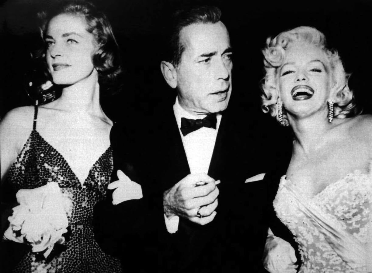 Lauren, Humphrey y Marilyn. Humphrey Bogart, flanqueado por Lauren Bacall y Marilyn Monroe.