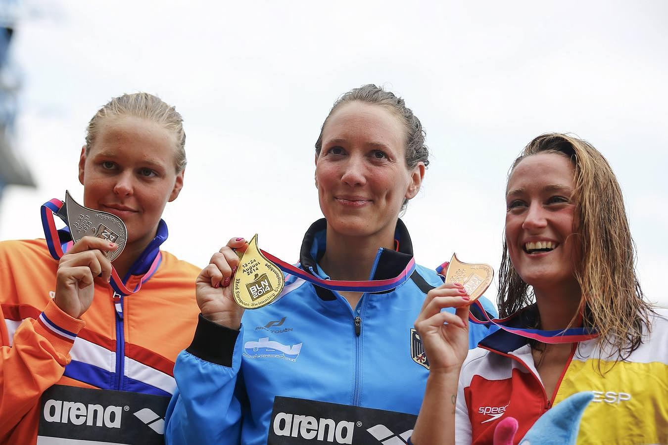 Mireia Belmonte (d) posa con la medalla lograda en los Campeonatos de Europa de Natación