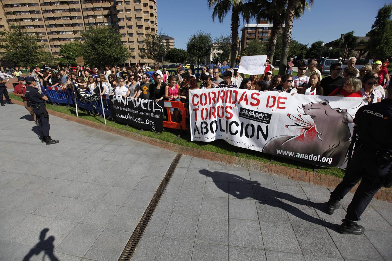 Manifestación antitaurina a las puertas de El Bibio