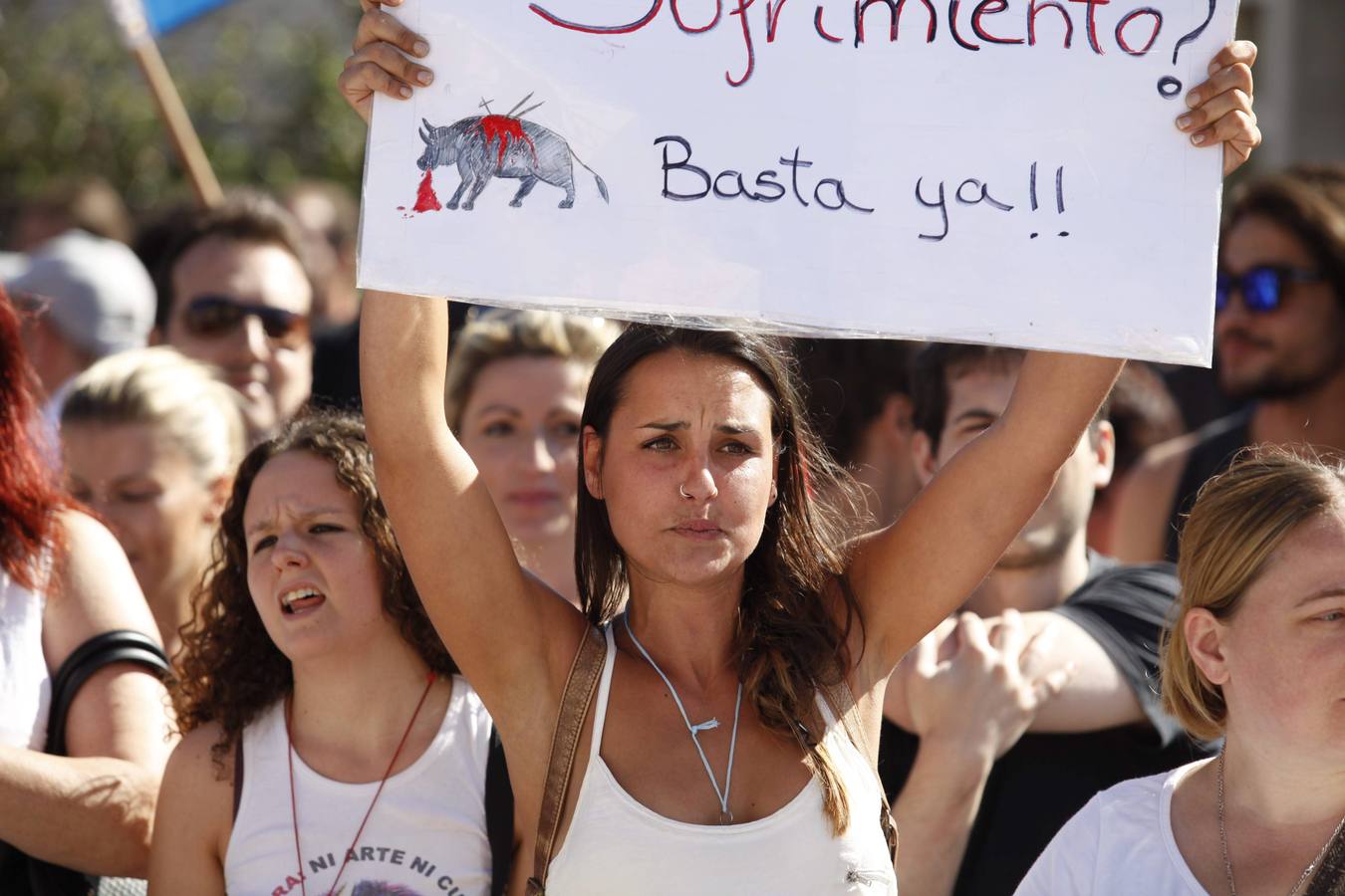 Manifestación antitaurina a las puertas de El Bibio