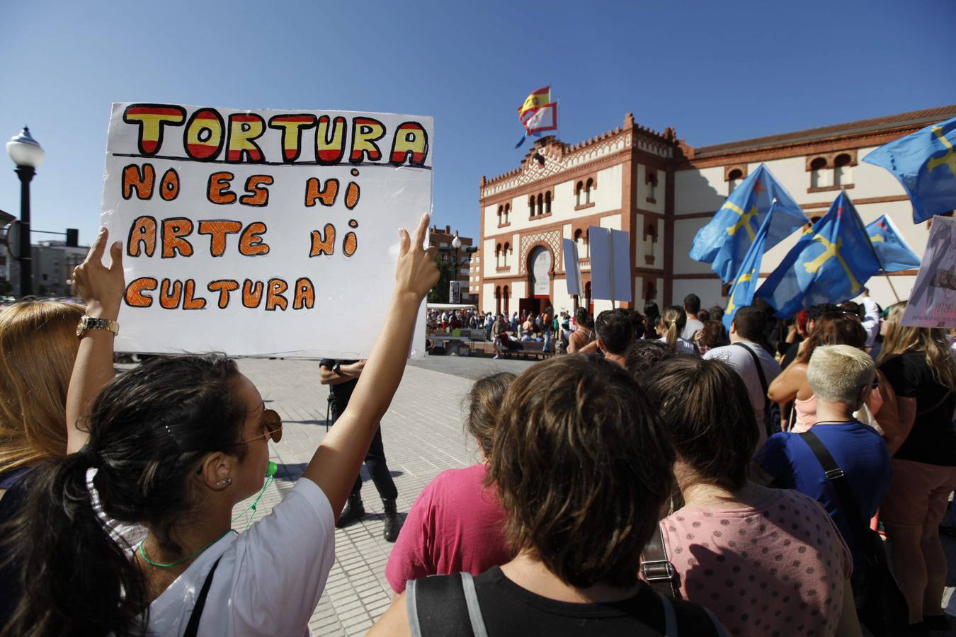 Manifestación antitaurina a las puertas de El Bibio