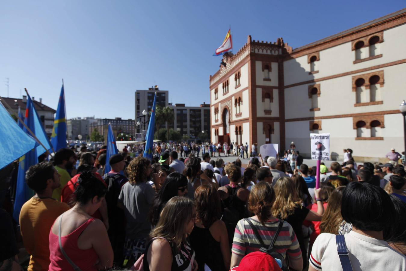 Manifestación antitaurina a las puertas de El Bibio