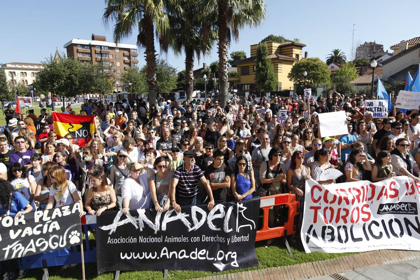 Manifestación antitaurina a las puertas de El Bibio