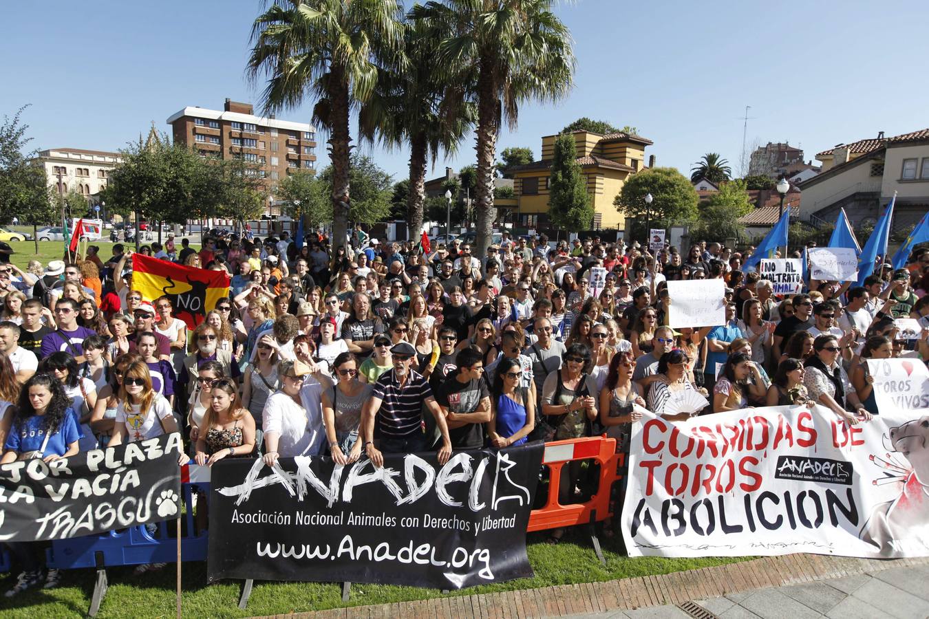 Manifestación antitaurina a las puertas de El Bibio