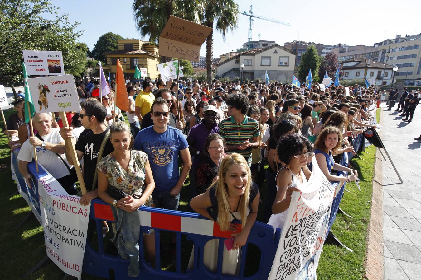 Manifestación antitaurina a las puertas de El Bibio