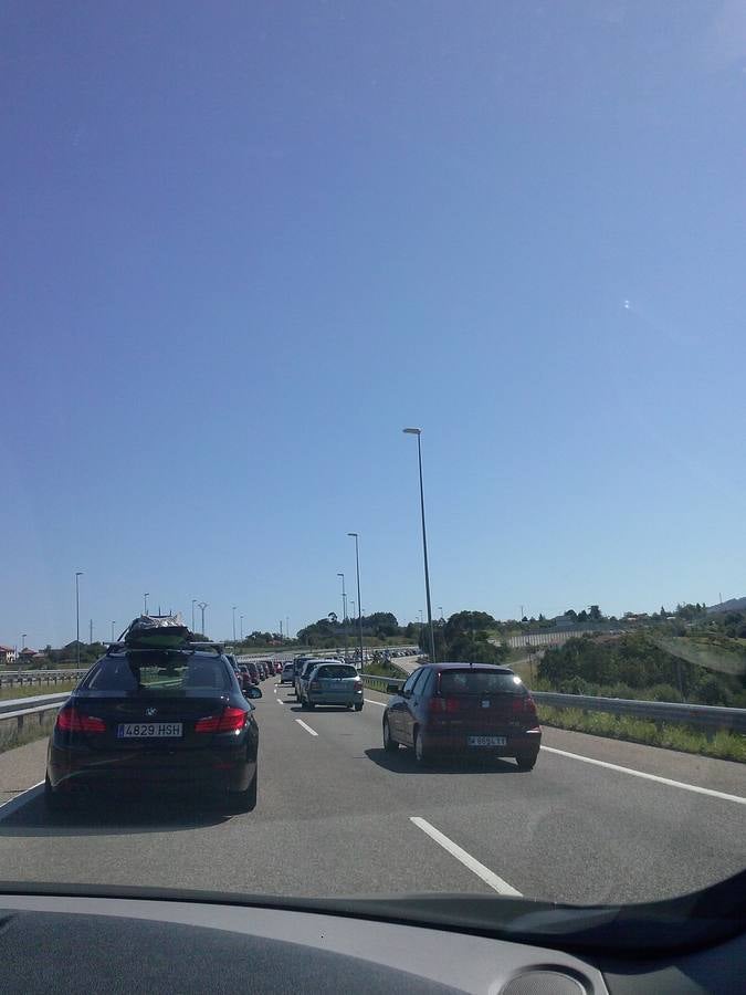 Colapso del tráfico en la Autovía del Cantábrico