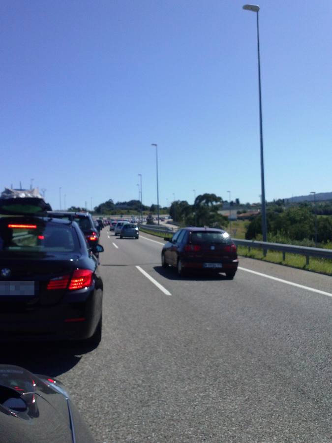 Colapso del tráfico en la Autovía del Cantábrico