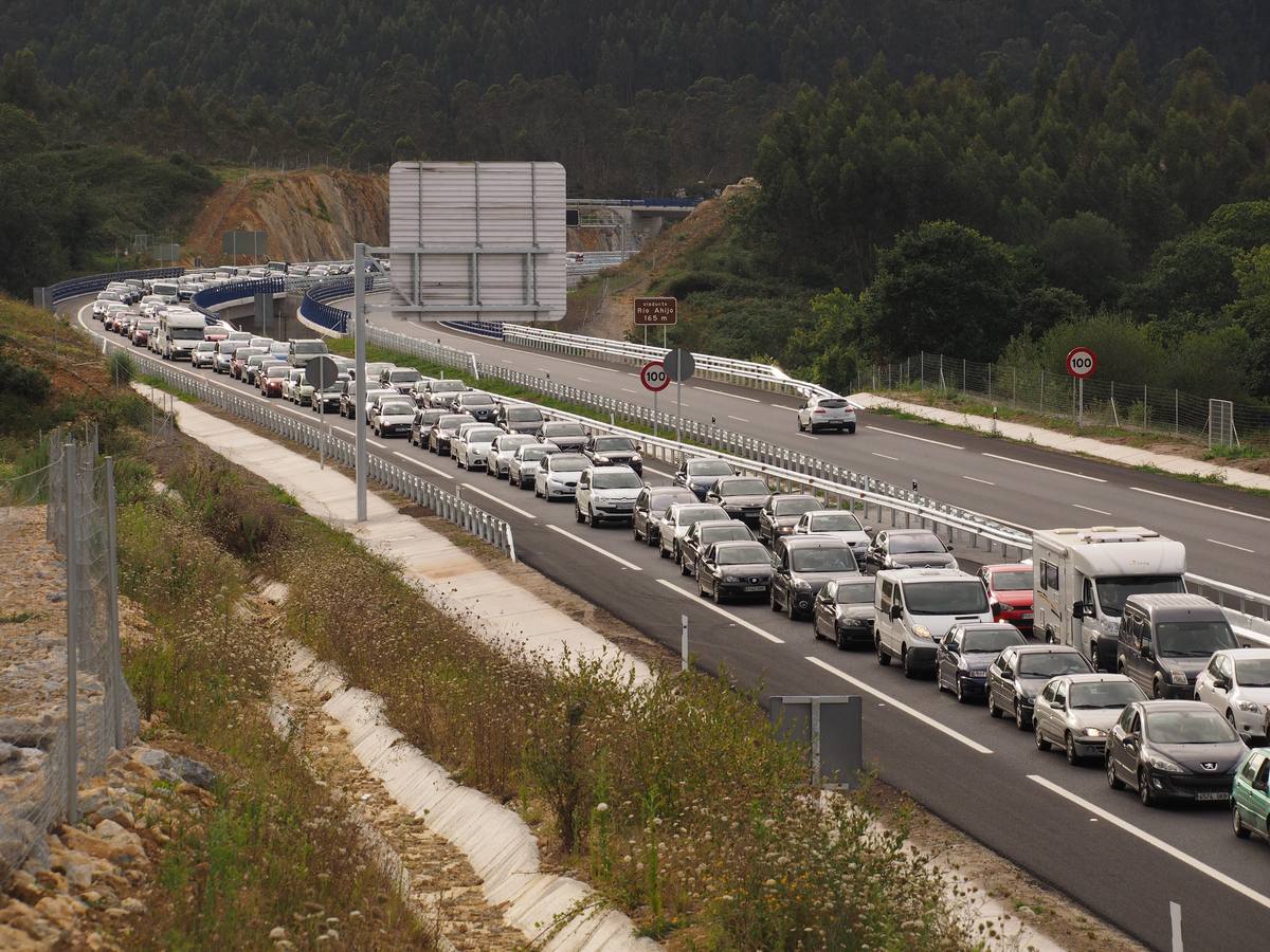 Colapso del tráfico en la Autovía del Cantábrico