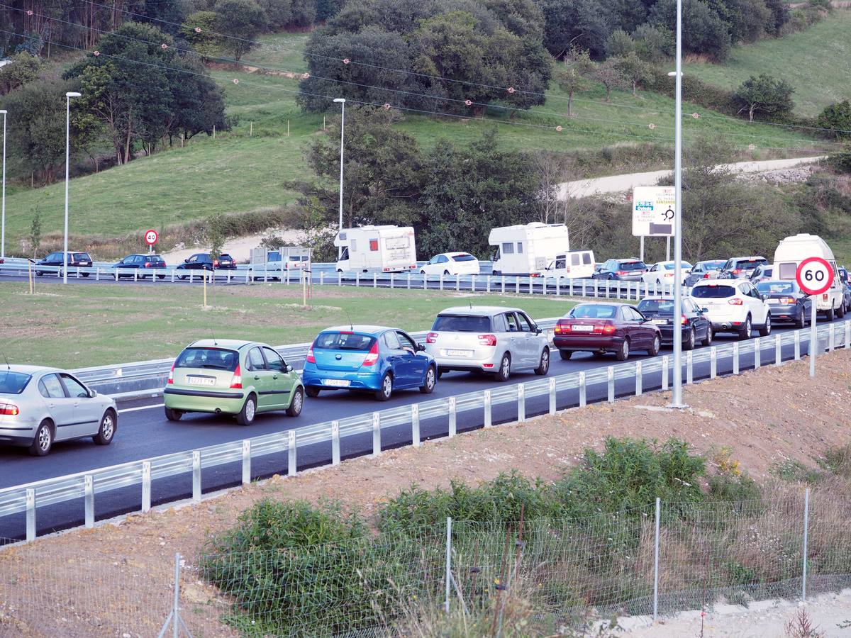 Colapso del tráfico en la Autovía del Cantábrico