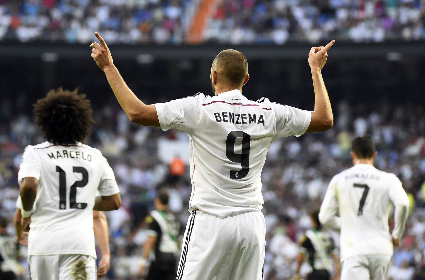 Benzema celebra su gol junto a sus compañeros.