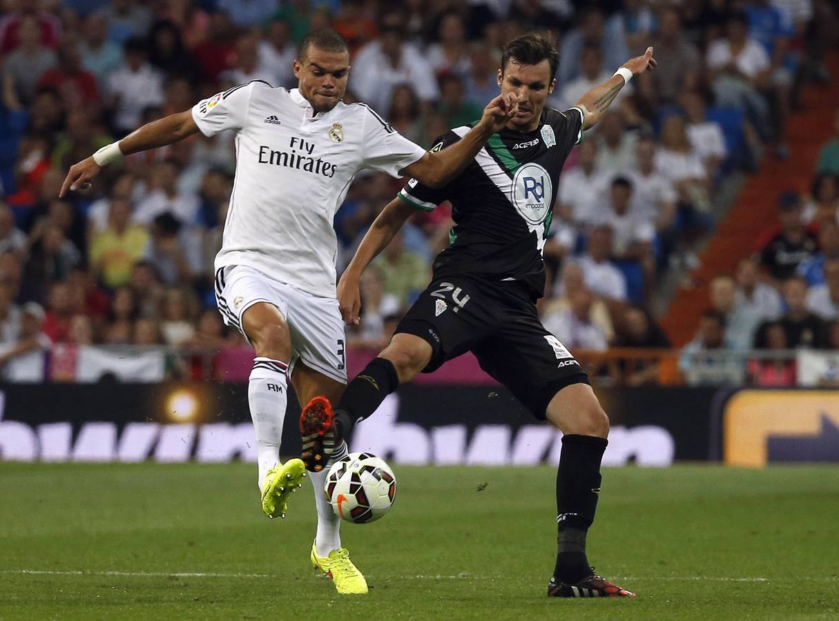 Pepe (i) lucha un balón con Mike Havenaar.