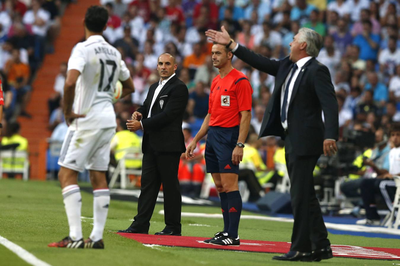 Ancelotti da instrucciones a sus jugadores ante Arbeloa.