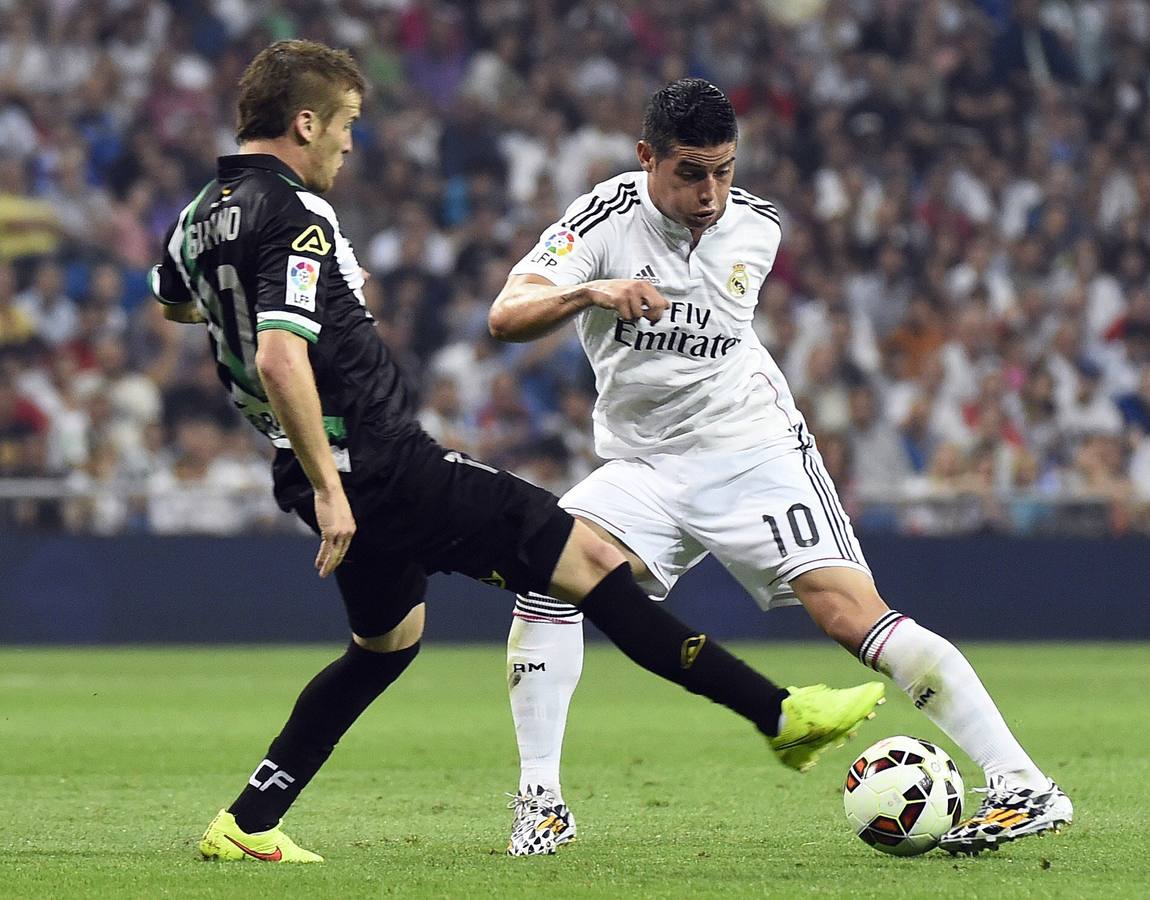 James trata de regatear a Gunino.