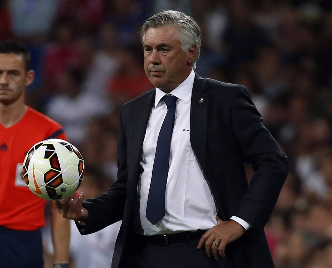 Ancelotti, técnico del Real Madrid, con el balón en su mano derecha.