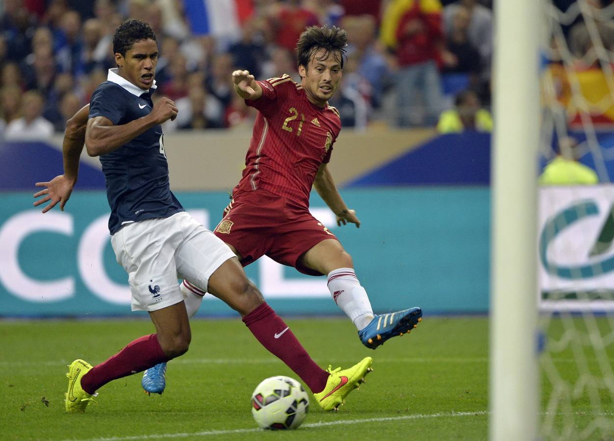 Silva dispara en presencia de Varane.