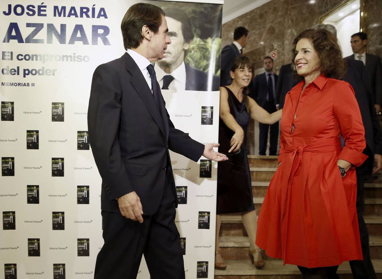 El expresidente del Gobierno José María Aznar, junto a su esposa, Ana Botella, a su llegada a la presentación de la segunda parte de sus memorias.