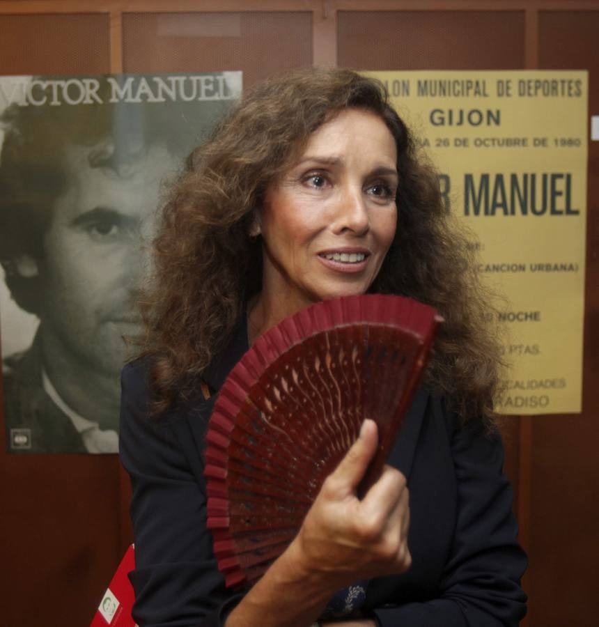 Una exposición en Oviedo recorre los 50 años de Víctor Manuel en la música