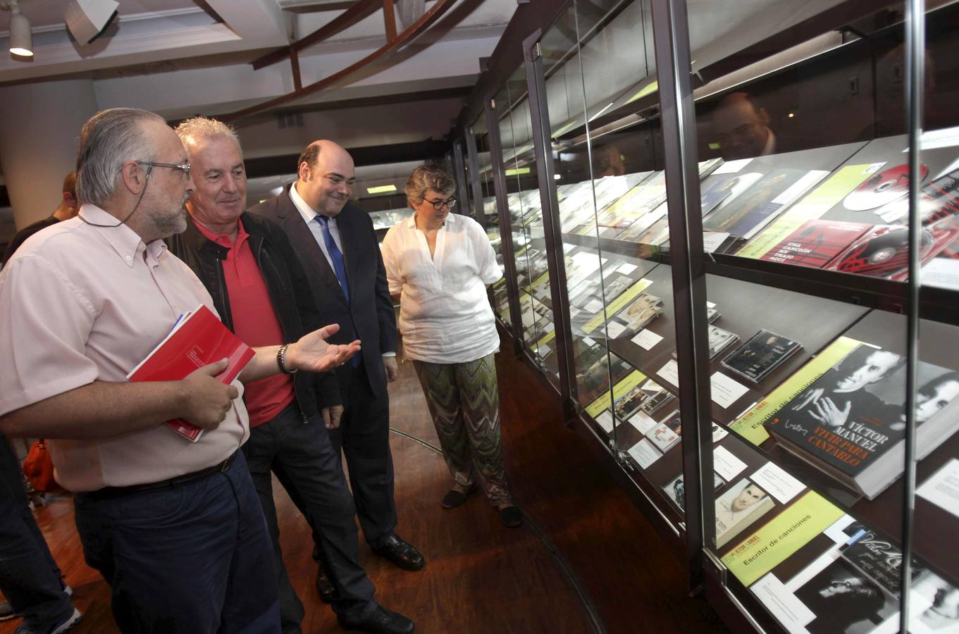 Una exposición en Oviedo recorre los 50 años de Víctor Manuel en la música