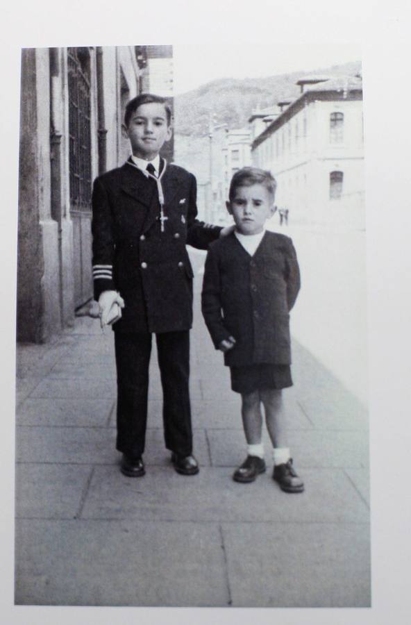 Una exposición en Oviedo recorre los 50 años de Víctor Manuel en la música