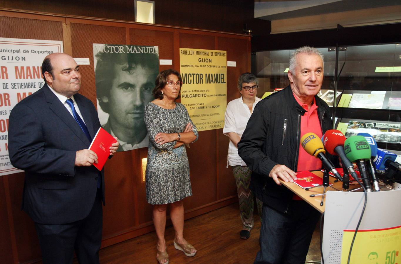 Una exposición en Oviedo recorre los 50 años de Víctor Manuel en la música