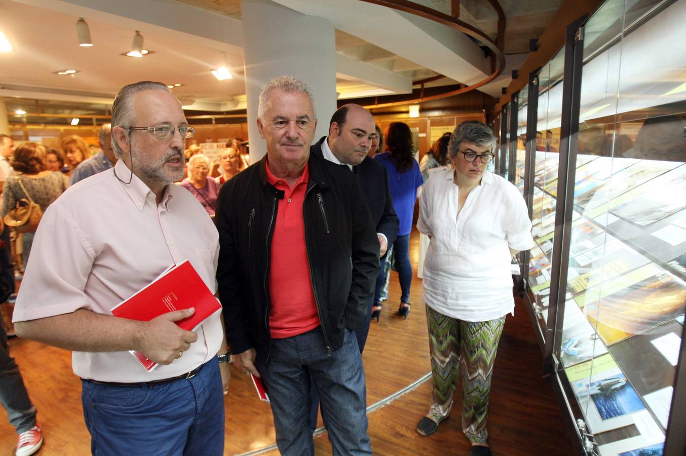 Una exposición en Oviedo recorre los 50 años de Víctor Manuel en la música