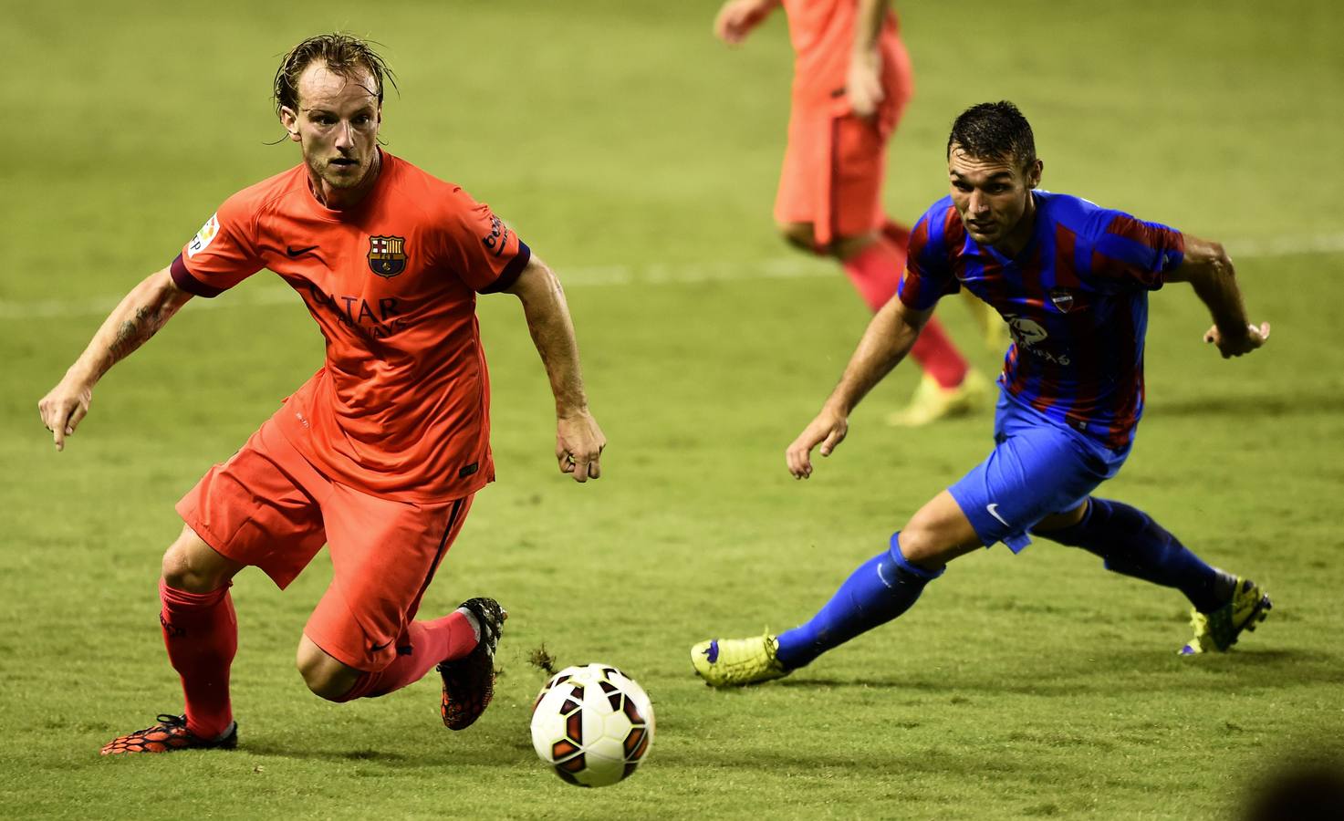 El líder Barcelona golea 5-0 en visita al Levante con un gran Messi