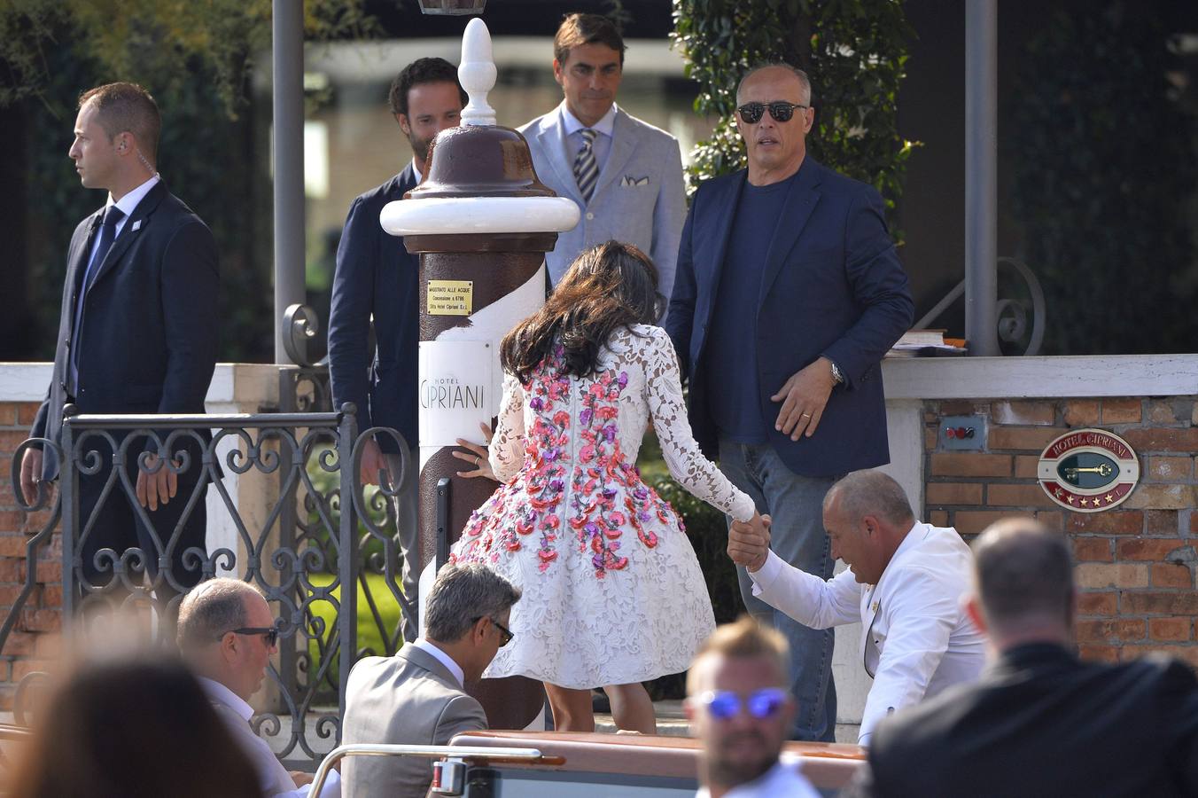 Clooney y Alamuddin almuerzan en familia tras su boda