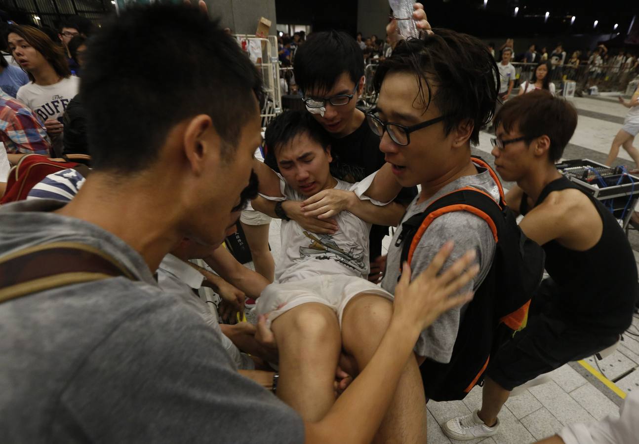 Gas lacrimógeno para frenar a los manifestantes en las calles de Hong Kong