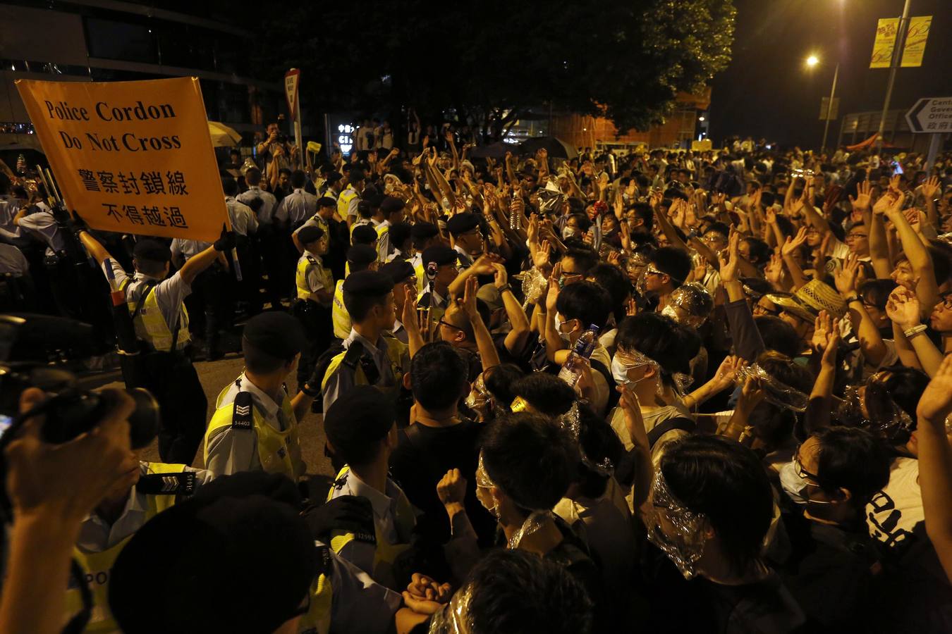 Gas lacrimógeno para frenar a los manifestantes en las calles de Hong Kong