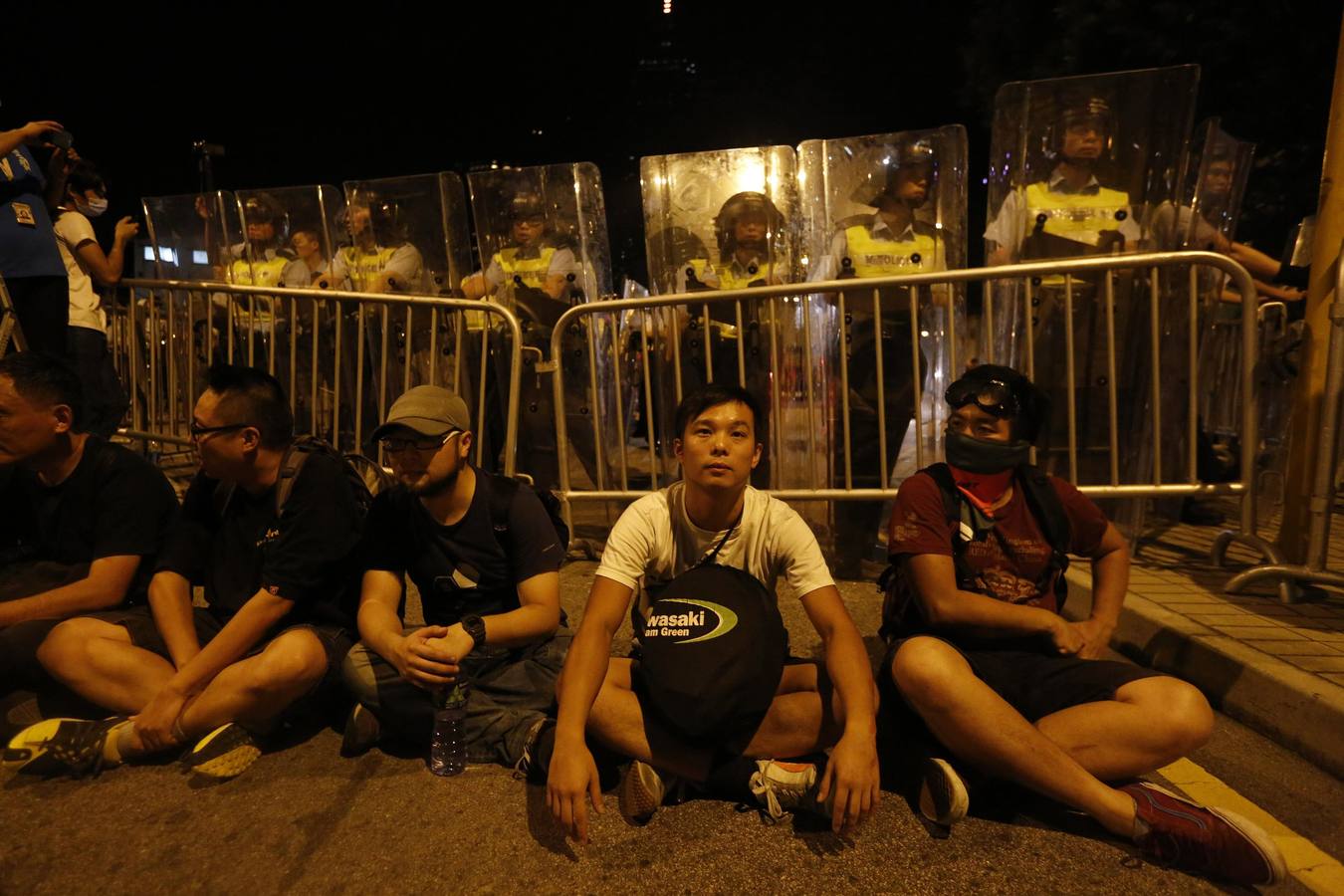Gas lacrimógeno para frenar a los manifestantes en las calles de Hong Kong