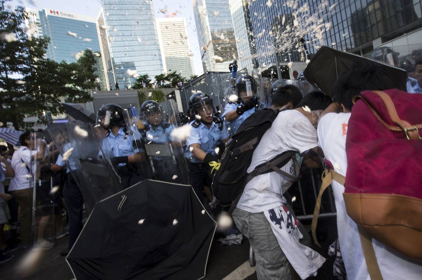 Gas lacrimógeno para frenar a los manifestantes en las calles de Hong Kong