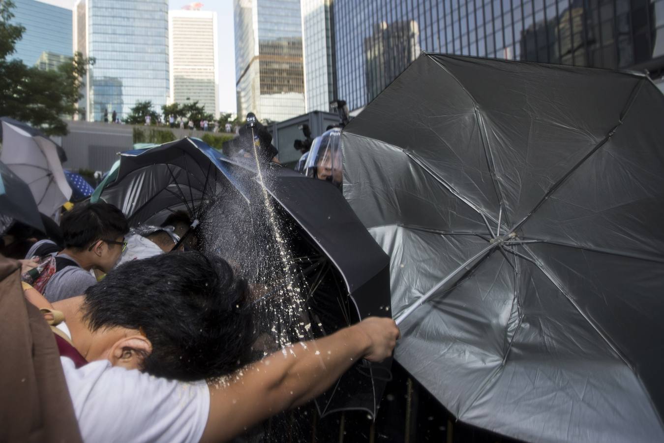 Gas lacrimógeno para frenar a los manifestantes en las calles de Hong Kong