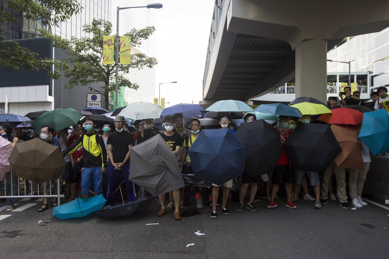 Gas lacrimógeno para frenar a los manifestantes en las calles de Hong Kong