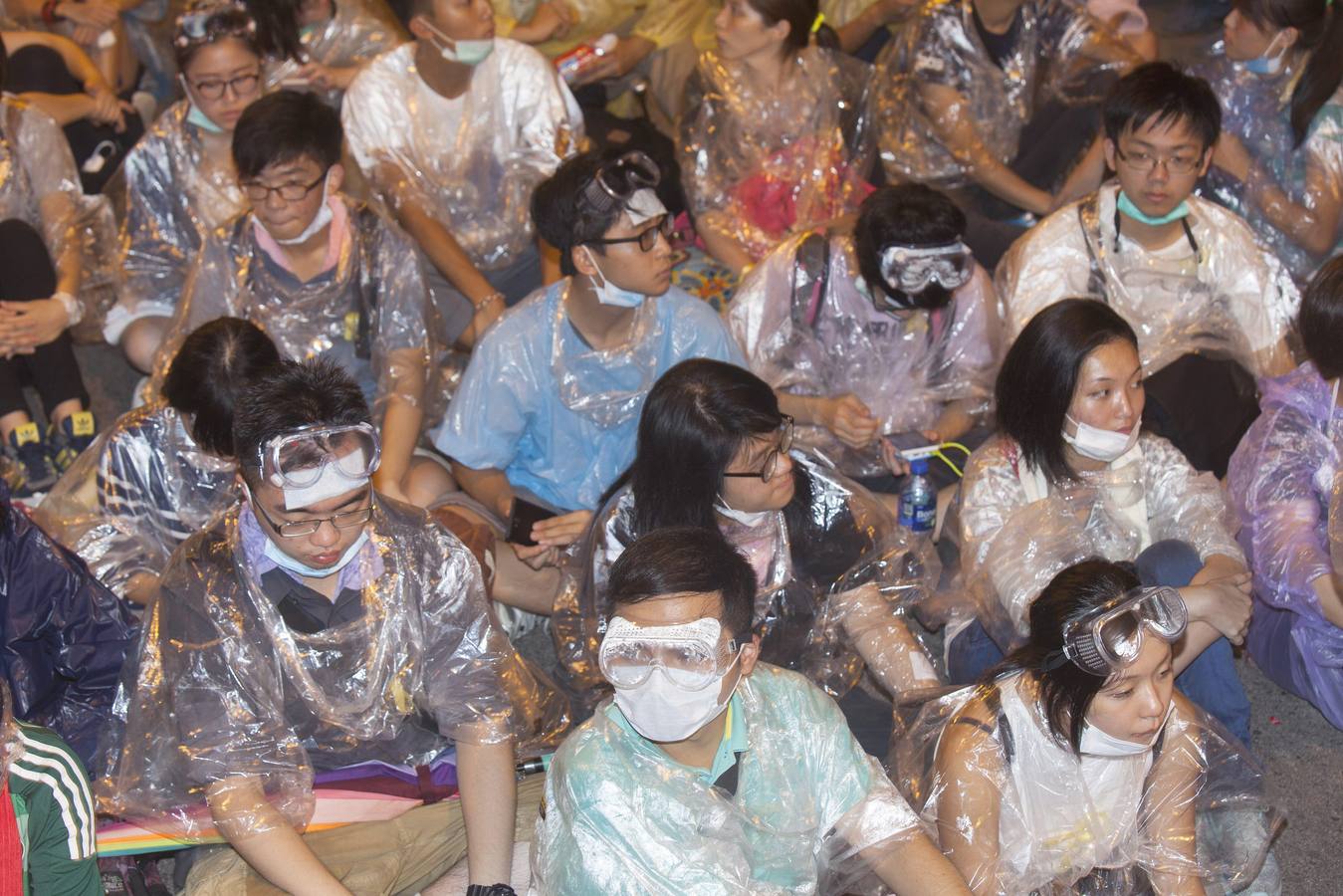 Gas lacrimógeno para frenar a los manifestantes en las calles de Hong Kong