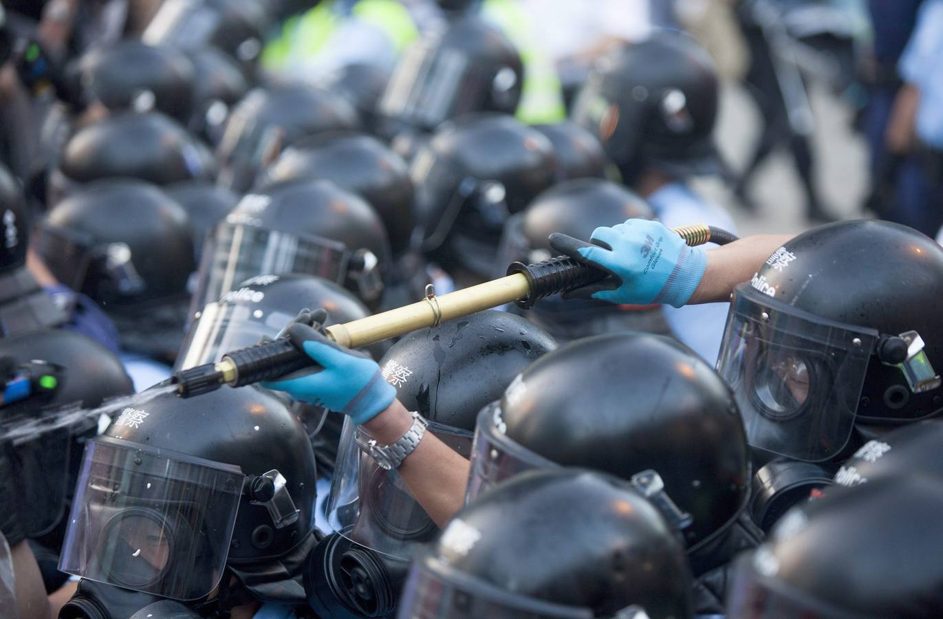 Gas lacrimógeno para frenar a los manifestantes en las calles de Hong Kong