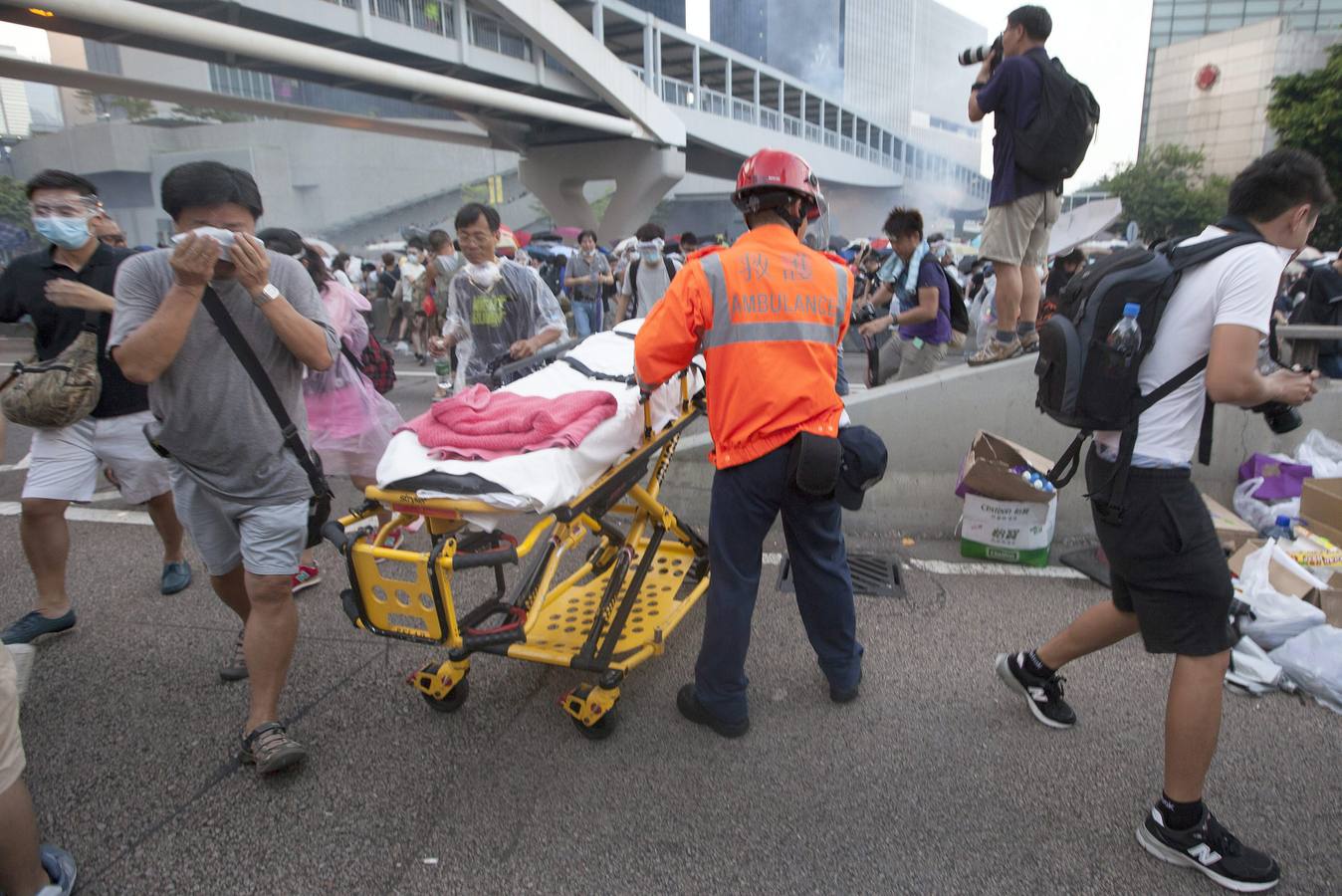 Gas lacrimógeno para frenar a los manifestantes en las calles de Hong Kong