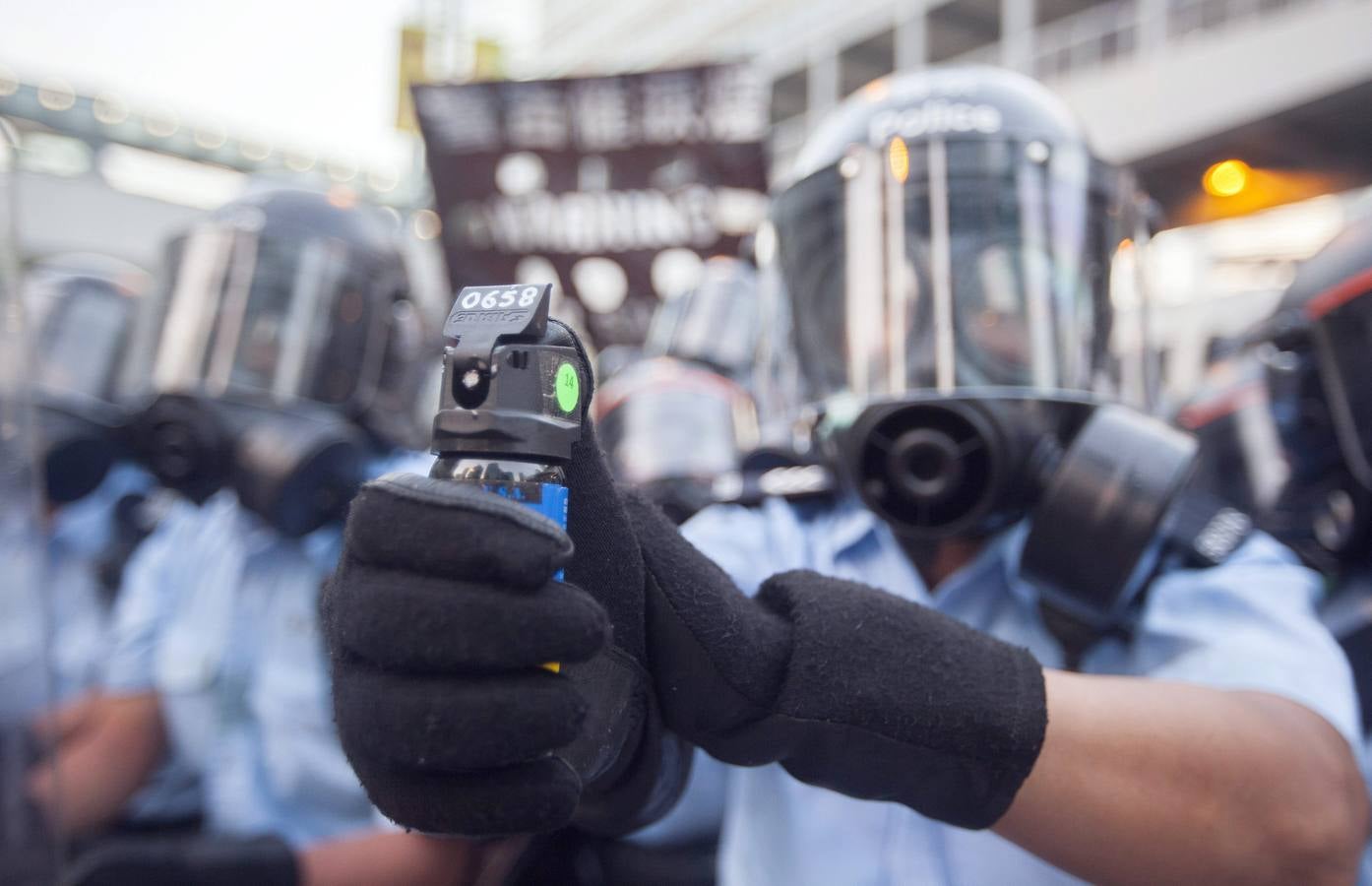 Gas lacrimógeno para frenar a los manifestantes en las calles de Hong Kong