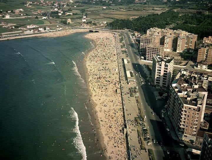 Playa de San Lorenzo en 1964.
