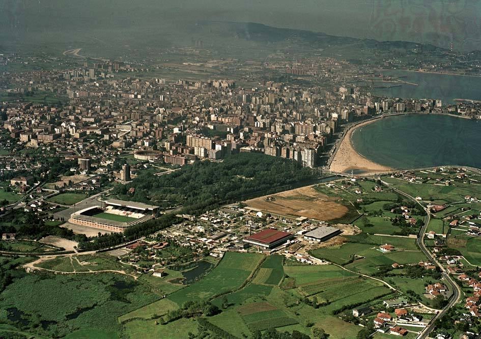 Gijón, con El Molinón en primer término.