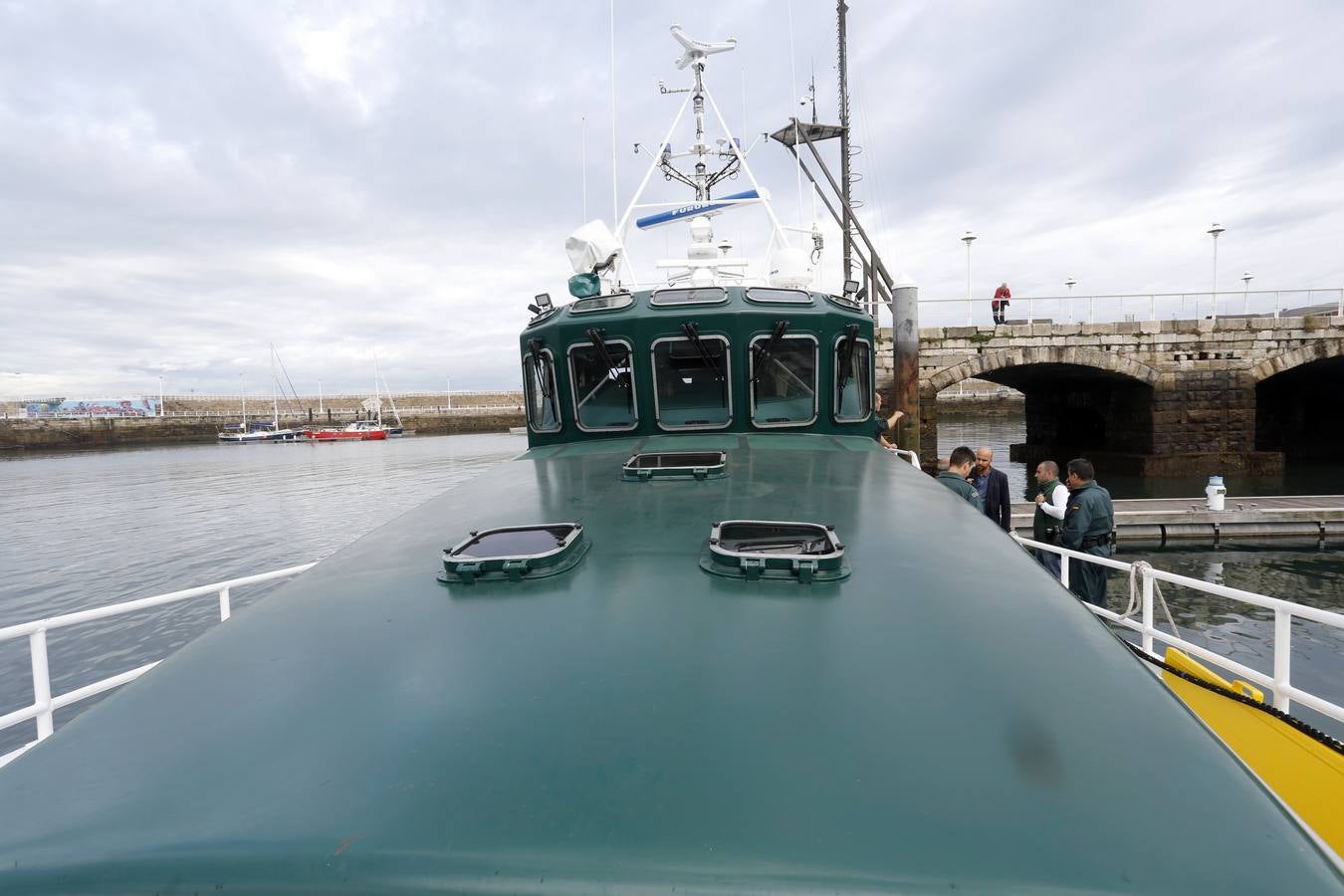 El ministro de Interior visita en Gijón la nueva embarcación de la Guardia Civil