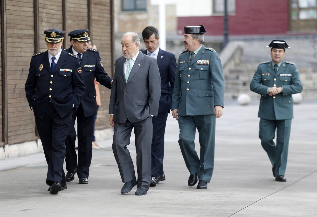 El ministro de Interior visita en Gijón la nueva embarcación de la Guardia Civil
