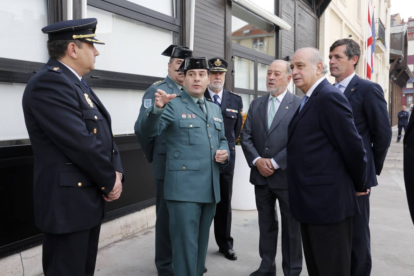 El ministro de Interior visita en Gijón la nueva embarcación de la Guardia Civil