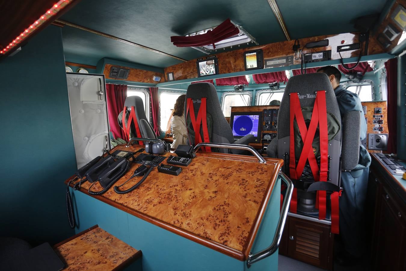 El ministro de Interior visita en Gijón la nueva embarcación de la Guardia Civil