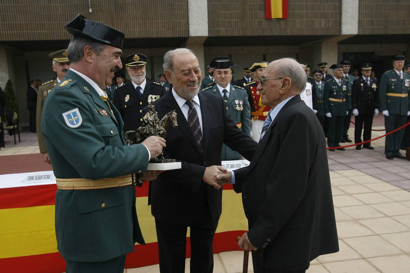 La Guardia Civil de Oviedo honra a la Virgen del Pilar