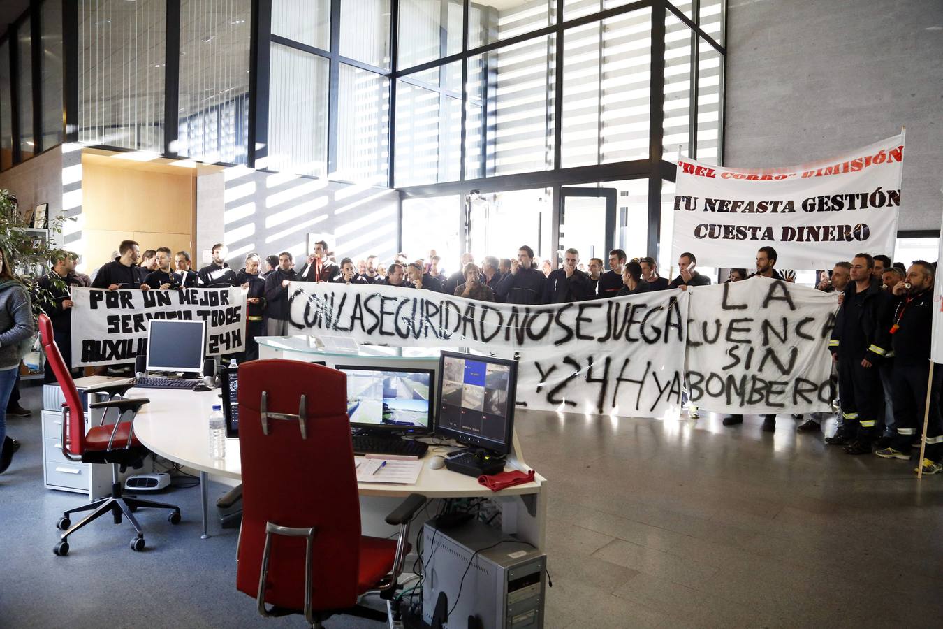 Los bomberos de Asturias protestan por la falta de medios